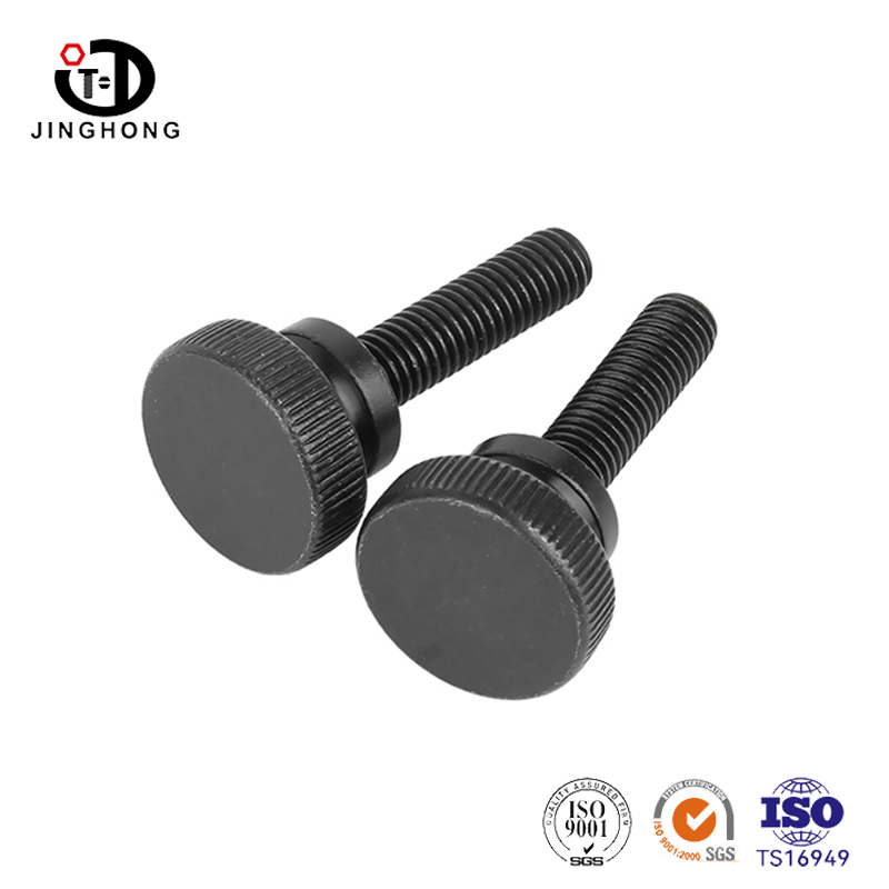 Черный винт с накатанной головкой и высоким куполом